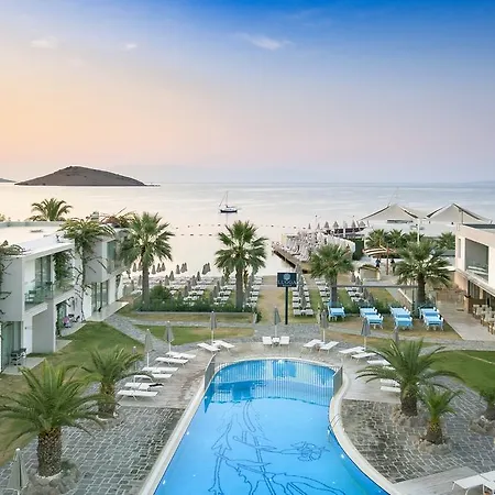 Luga Boutique Hotel&beach 3*